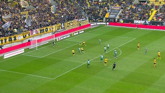 Spieler von Dynamo Dresden am Ball.