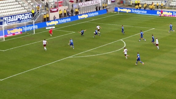 Spieler des BFC überwindet die Jenaer Abwehr, spielt den Ball und erzielt den Treffer zum zwei zu drei Endstand.