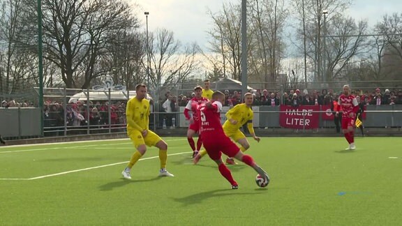 Spieler des FSV Zwickau am Ball vor dem Tor. 