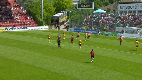 Spieler von Dynamo Dresden am Ball.