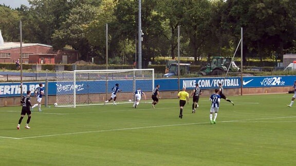 Spieler von des Chemnitzer FC am Ball.