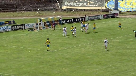 Spieler von Lok Leipzig am Ball.