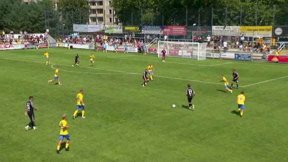 Spieler der BSG Chemie Leipzig am Ball.