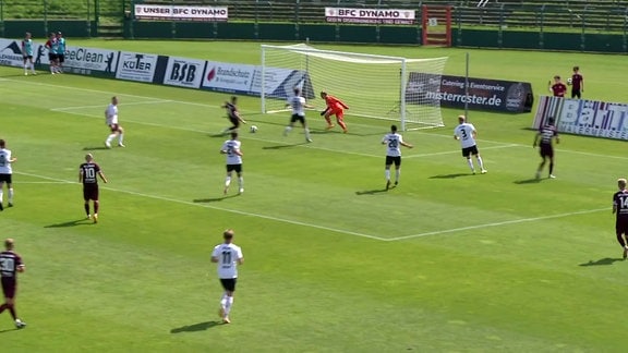 Spieler des BFC Dynamo am Ball.