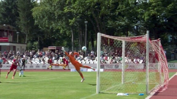 Torwart des Greifswalder FC schaut dem Ball hinterher.