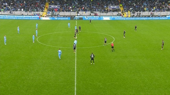 Spielbeginn, Mannschaften auf dem Feld beim Anstoß.