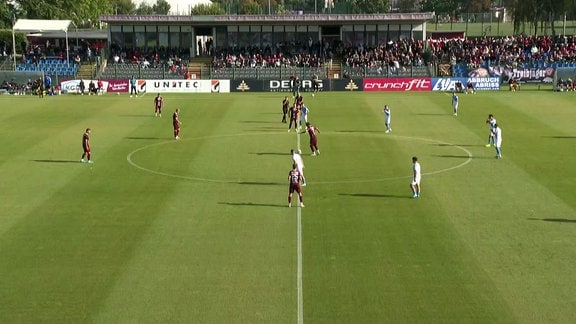 Spielbeginn, Mannschaften auf dem Feld beim Anstoß.