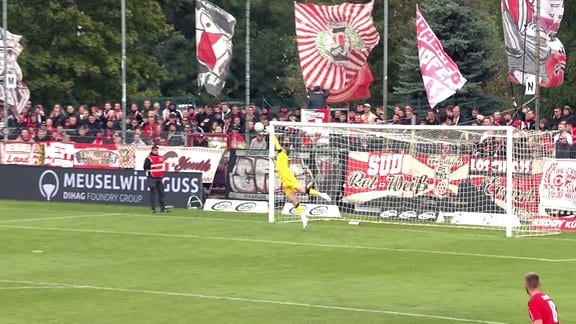 Torhüter Erfurts streckt sich vergebens nach dem Ball.