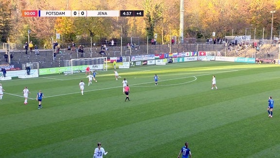 Spielerinnen von Potsdam und Jena auf dem Platz.