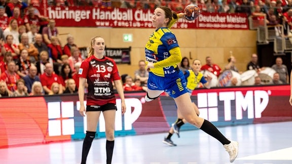 Handballspielerin Olivia Linnea Josephine Loefqvist, Stormamar Handball Elite, beim Ballwurf.