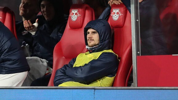 Timo Werner sitzt während eines Spiels auf der Bank.