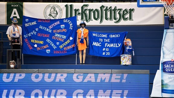 Mit einem Banner heißen die MBC Fans die beiden neuen Spieler Anthony Barber  10 und Deron Washington  20 willkommen, Stadthalle Weißenfels
