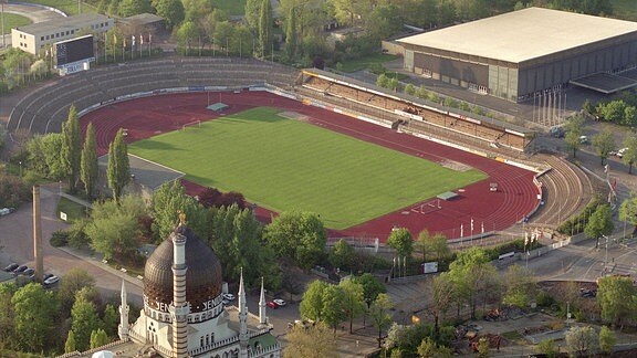Das Heinz-Steyer-Stadion in Dresden, aufgenommen 2000 aus der Luft, dahinter die Eissporthalle, im Vordergrund die Yenidze
