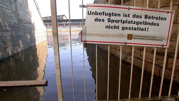 Heinz-Steyer-Stadion unter Wasser, 2002