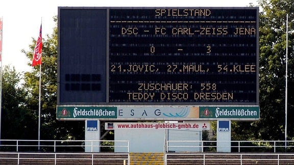 Die Anzeigetafel im Heinz-Steyer-Stadion des Dresdner SC, 2003