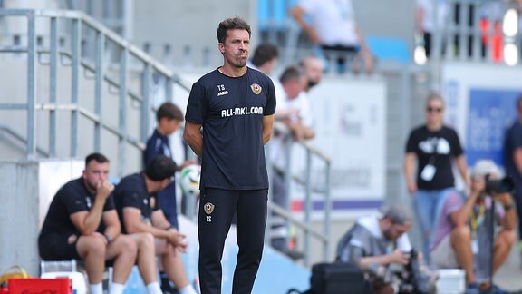 Thomas Stamm, Trainer von Dynamo Dresden, am Spielfeldrand gegen Chemnitz