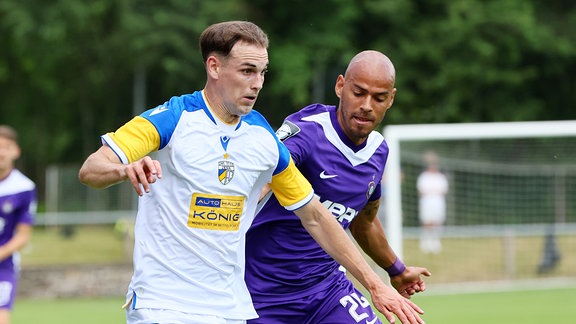 Zweikampfszene im Fußball-Erzgebirge Aue gegen Carl Zeiss Jena