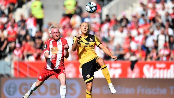 Zweikampfszene aus einer Begegnung von Rot-Weiss Essen und Dynamo Dresden