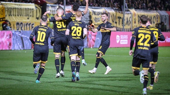 FC Viktoria Köln SG Dynamo Dresden: Torjubel nach dem 3:0 durch Stefan Kutschke (Dynamo Dresden) nach Elfmeter.