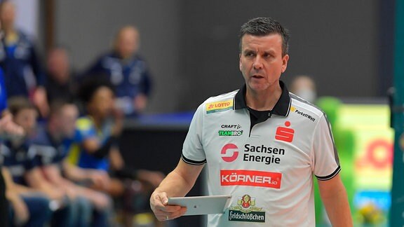 Dresdens Trainer Alexander Waibl mit Taktiktafel