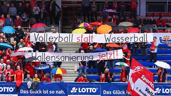 Die Fans vom Dresdner SC fordern eine schnelle Hallensanierung, Fanblock