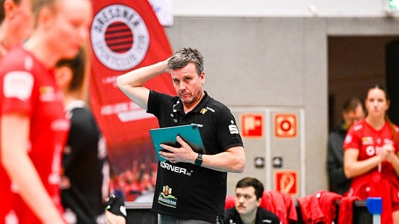 Alexander Waibl (Cheftrainer Dresdner SC) fasst sich an den Kopf.