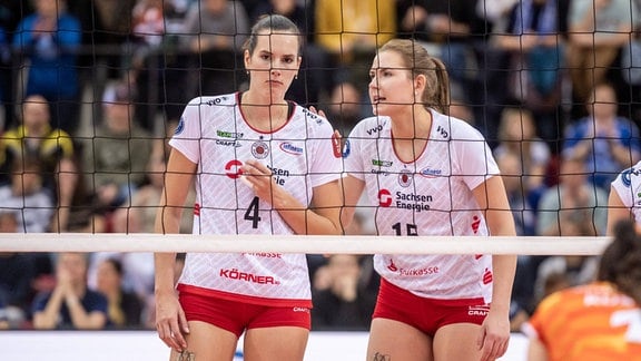 Nathalie Lemmens (Dresdner SC, 04) und Marta Kamelija Levinska (Dresdner SC, 15) am Netz.