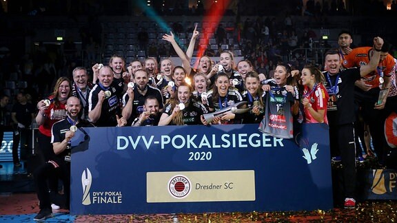 Dresdens Mannschaft jubelt mit dem Pokal über den Sieg