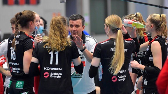 Dresdens Trainer Alexander Waibl mit der Mannschaft in der Auszeit