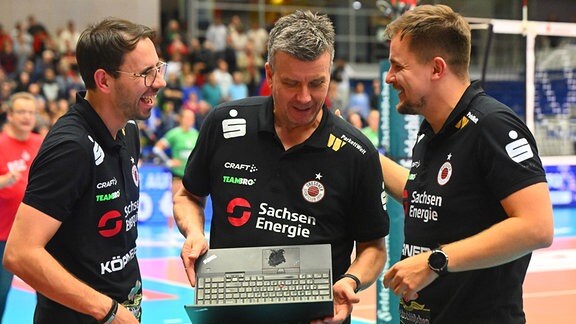 Trainergespann, v.l.: Co-Trainer Lukasz Marciniak, Trainer Alexander Waibl, Co-Trainer Radoslaw Wodzinski (alle Dresden),