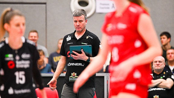 Alexander Waibl, Trainer des Dresdner SC 1 Volleyball am Spielfeldrand.