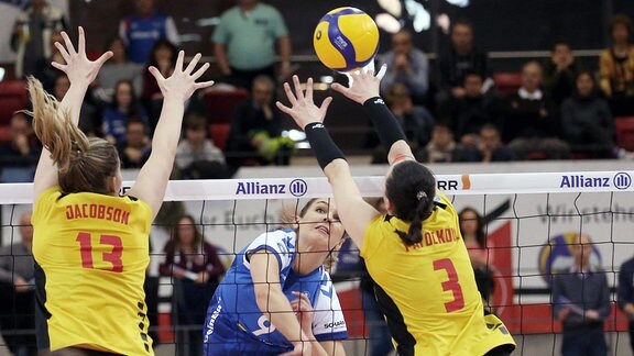 Spielerinnen am Netz bei einem Volleyballspiel.