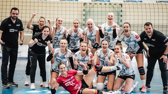 Team von Schwarz-Weiß Erfurt freut sich nach dem gewonnenen Spiel