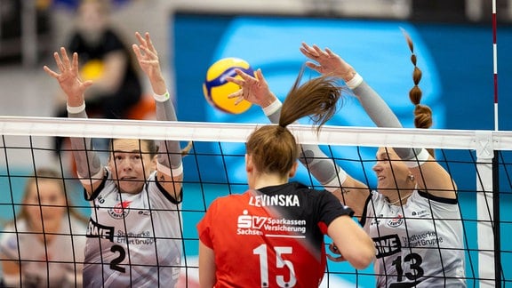 Marta Kamelija Levinska  15 Dresdner SC gegen Elizabeth Sandbothe  2 Schwarz-Weiss Erfurt linkis und Lara Alyssa Darowski  13 Schwarz-Weiss Erfurt rechts.