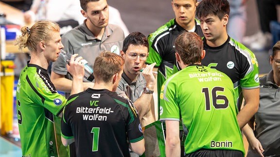 Trainer Alessandro Lodi von VC Bitterfeld-Wolfen bespricht sich mit seinem Team. 