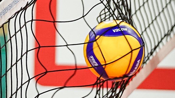 Ein Volleyball im Netz