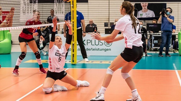 Corina Corri Glaab (Schwarz-Weiss Erfurt, 5) beim Zuspiel; rechts Kennedy Eschenberg (Schwarz-Weiss Erfurt, 12)
