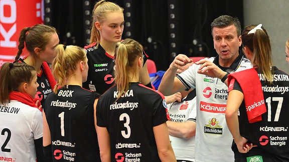 Trainer Alexander Waibl mit Spielerinnen des Dresdner SC
