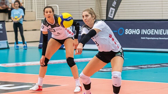 Paula Reinisch (Schwarz-Weiss Erfurt, 4) und Sindy Lenz (Schwarz-Weiss Erfurt, 8) während eines Volleyball-Spiels.
