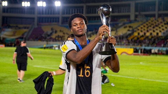 Winners Osawe (Deutschland) stolz mit dem Weltmeister-Pokal. 