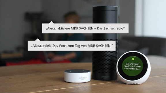 Echo Spot von Amazon steht auf einem Tisch in einem Wohnzimmer. Auf dem Bildschirm ist das Logo des MDR zu sehen.