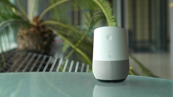Google Home ist ein von Google entwickelter Lautsprecher. Er hat ein integriertes Mikrofon. Mit diesem Gerät kann man Google Assistant nutzen.
