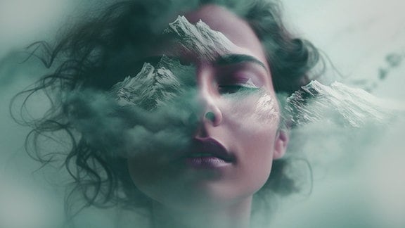 Bildcollage zeigt eine junge Frau mit geschlossenen Augen. Leicht transparent darüber liegt ein Bild von wolkenverhangen, schneebedeckten Berggipfeln.
