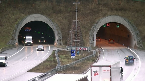 Einfahrt und Ausfahrt des Heidkopftunnels auf der Autobahn.