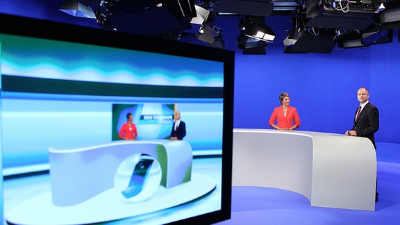 Aline Thielmann und Paul Andreas Freyer stehen im neuen voll-virtuellen Studio.