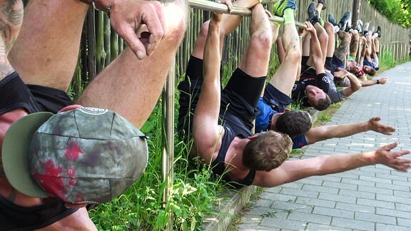 Eine Gruppe Männer hängt an einem Geländer