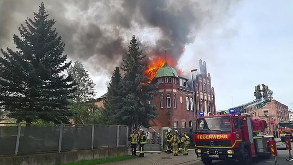 Feuerwehr vor brennendem Haus