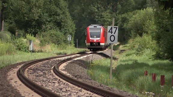 Regionalbahn auf einer Bahnstrecke