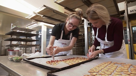 Zwei Frauen in einer Bäckerei