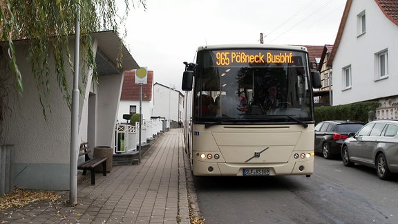 ERin weißer Bus der Nummer 965 Richtung Pößneck steht an der Bushaltestelle Gräfendorf.